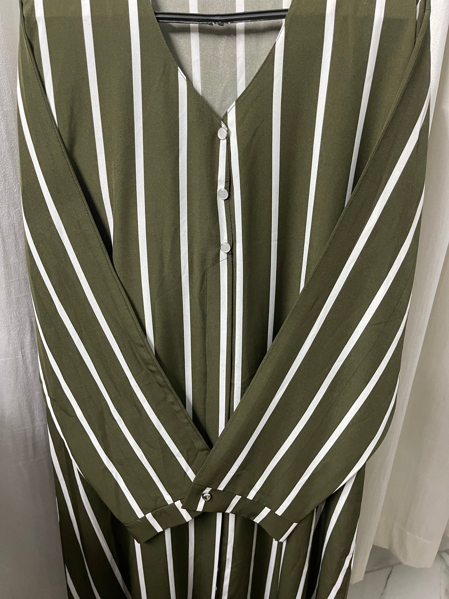 Line Style Open Abaya And Contras Hijab With 1 side Pocket