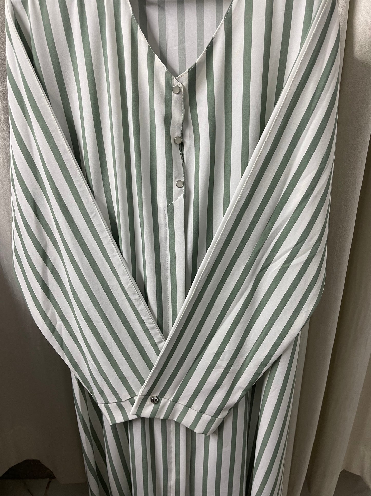 Line Style Open Abaya And Contras Hijab With 1 side Pocket - White With Green Lines