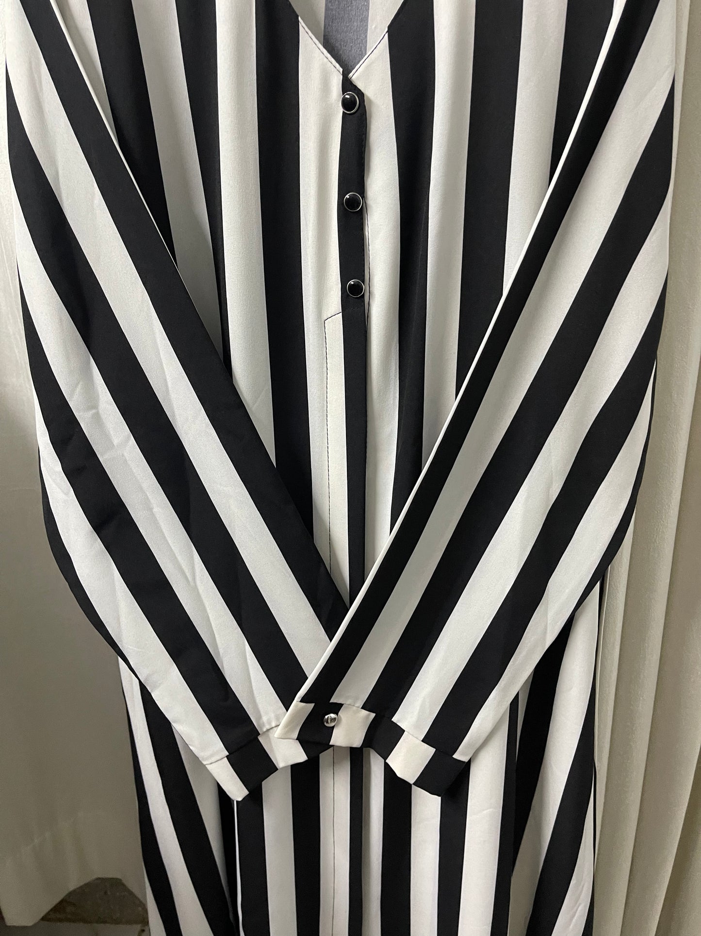 Line Style Open Abaya And Contras Hijab With 1 side Pocket - White And Black
