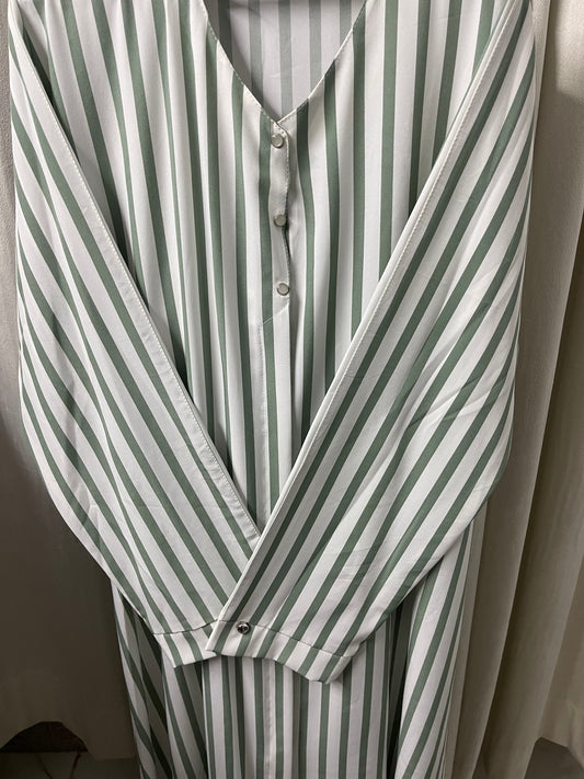 Line Style Open Abaya And Contras Hijab With 1 side Pocket - White With Green Lines
