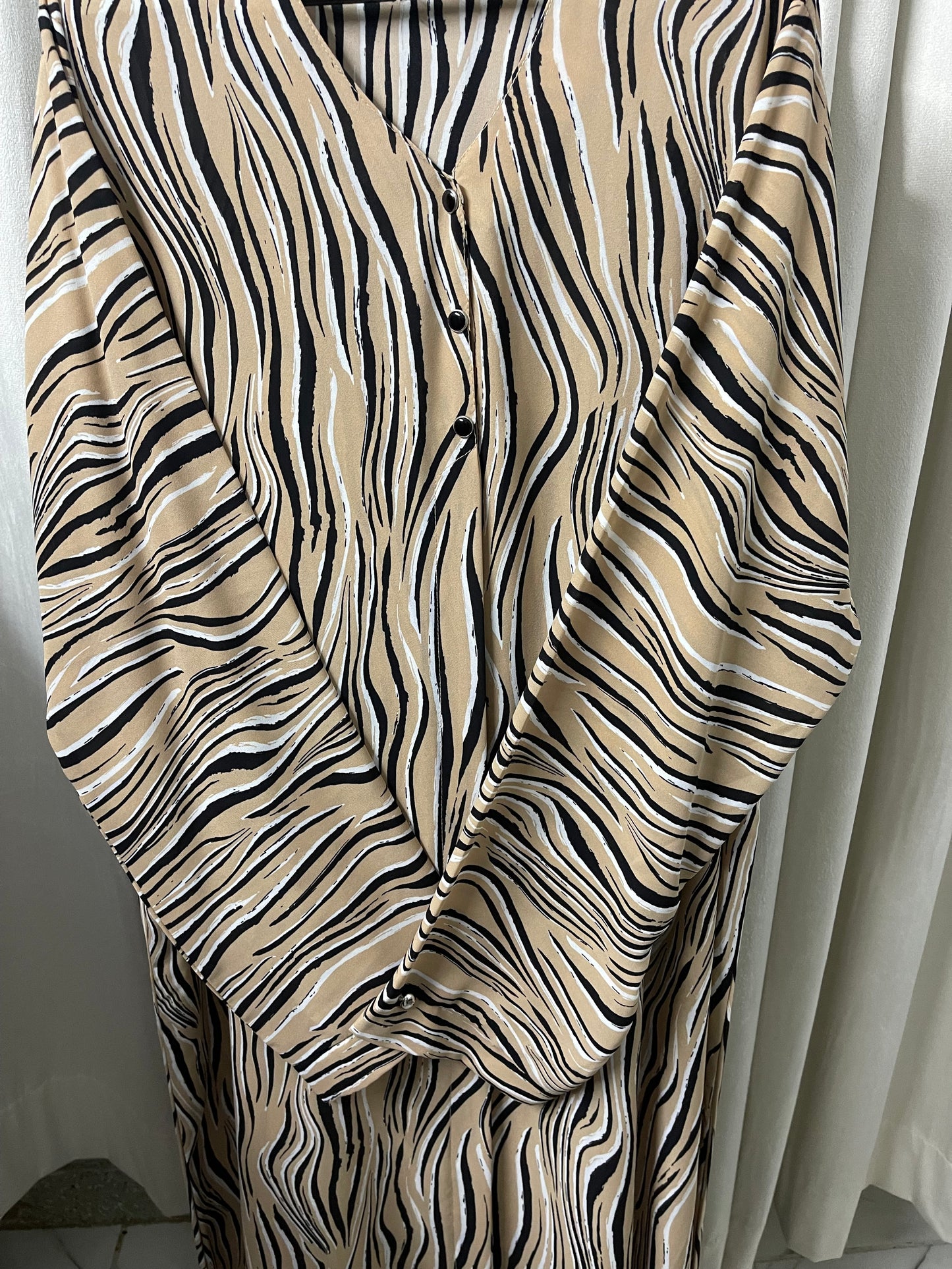 Line Style Open Abaya And Contras Hijab With 1 side Pocket - Brown Cheeta