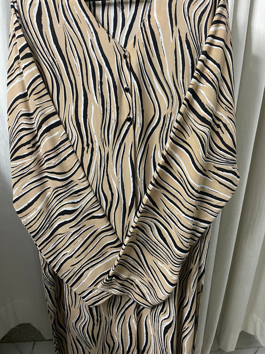 Line Style Open Abaya And Contras Hijab With 1 side Pocket - Brown Cheeta